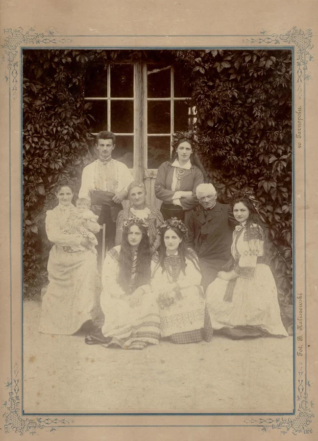 Соломія Крушельницька з родиною, 1901 рік. Сидять (зліва направо): Олена з донькою Марією-Соломією, Марія, Емілія, Анна, у центрі – Теодора й Амвросій Крушельницькі. Стоять: Володимир і Соломія