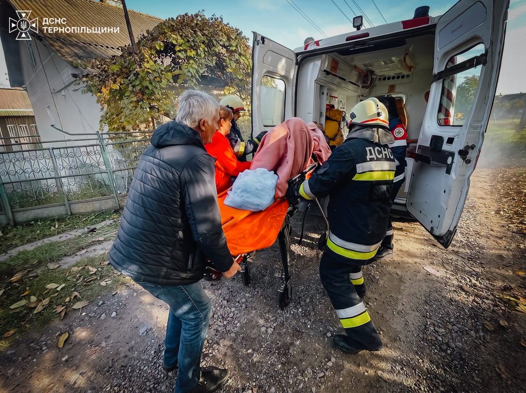 Рятувальники несуть чоловіка